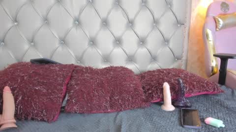 Snapshot of leigh_angels chatting on January 2025 11:21:01 PM LEIGH ANGELS online show from January 2025 11:21:01 PM