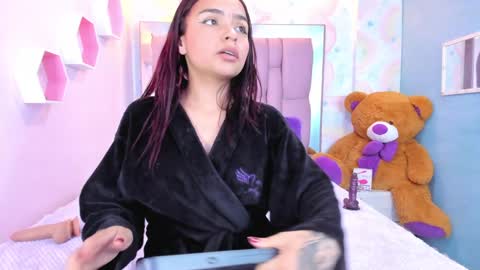 Snapshot of leigh_angels chatting on February 2025 08:45:02 PM LEIGH ANGELS online show from February 2025 08:45:02 PM