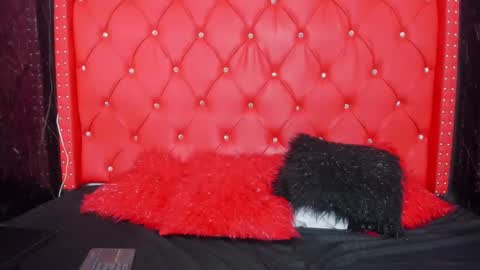 Snapshot of leigh_angels chatting on February 2025 08:28:02 PM LEIGH ANGELS online show from February 2025 08:28:02 PM