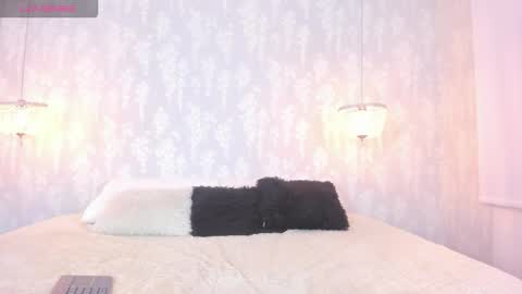 Snapshot of leigh_angels chatting on November 2025 09:35:01 PM LEIGH ANGELS online show from November 2025 09:35:01 PM