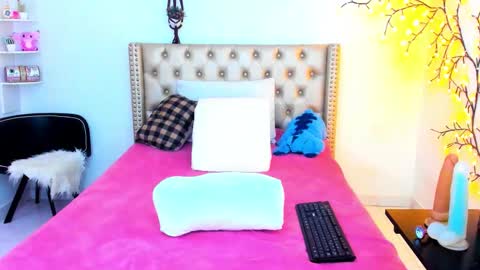 Lena  online show from November 2025 03:01:02 PM