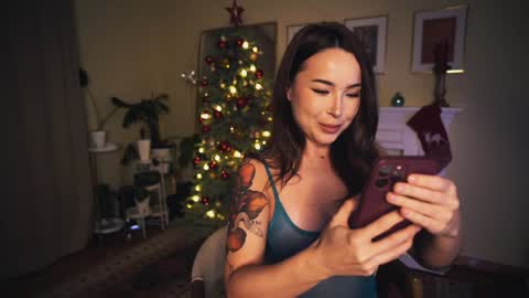 Snapshot of leonamell chatting on December 2024 07:02:02 PM Leo online show from December 2024 07:02:02 PM