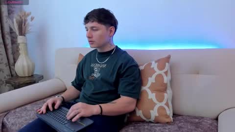 Leo  online show from October 2025 08:55:02 PM