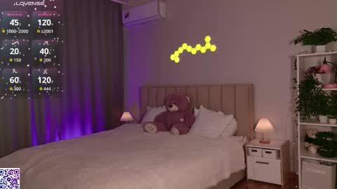 Nicole Moore online show from September 2025 03:12:02 PM