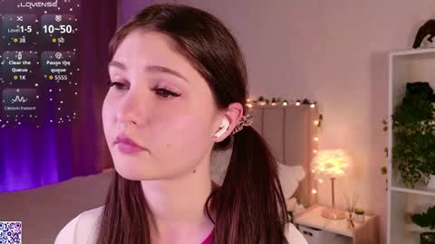 Nicole Moore online show from November 2025 03:12:02 PM