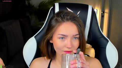 Snapshot of leslie_scottt chatting on May 2026 01:12:01 AM Leslie online show from May 2026 01:12:01 AM