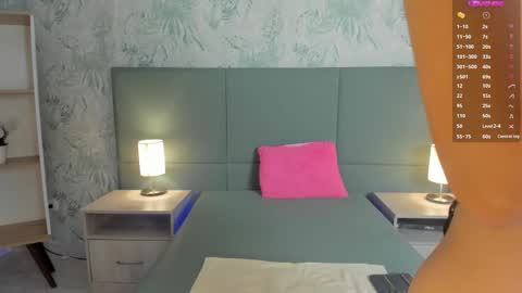 Lexie Thompson  online show from September 2025 12:16:01 PM