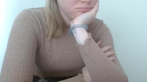 Snapshot of leyla_le chatting on May 2026 06:10:02 AM Leyla online show from May 2026 06:10:02 AM