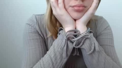 Snapshot of leyla_le chatting on May 2026 06:20:01 AM Leyla online show from May 2026 06:20:01 AM