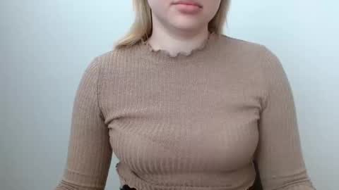 Snapshot of leyla_le chatting on May 2026 06:19:01 AM Leyla online show from May 2026 06:19:01 AM