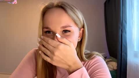 Mia online show from November 2025 12:15:02 PM