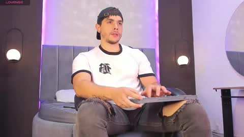 Liam online show from November 2025 08:08:01 PM