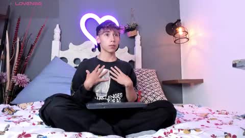 liaml_18_ online show from September 2025 02:16:01 PM