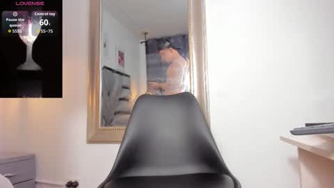 lianfox_ online show from December 2025 02:04:02 PM