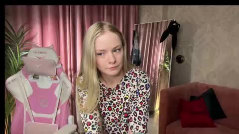 Snapshot of lili_01 chatting on April 2026 01:52:02 PM Lili online show from April 2026 01:52:02 PM