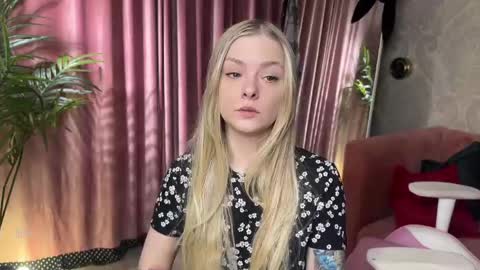 Snapshot of lili_01 chatting on April 2026 04:54:02 AM Lili online show from April 2026 04:54:02 AM
