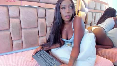 LILIAN  online show from October 2025 08:20:01 PM