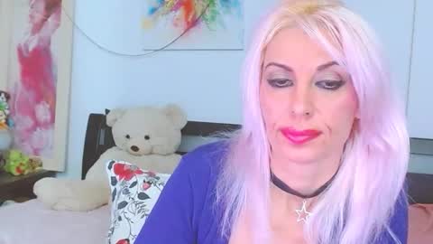 Lara online show from November 2025 08:40:02 PM