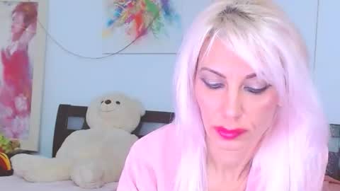 Lara online show from December 2025 01:43:02 AM