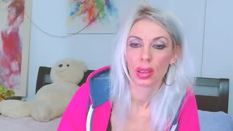 Lara online show from December 2025 08:05:02 PM