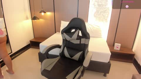 L I L L Y online show from September 2025 12:27:02 PM