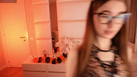 Snapshot of lilly_colins chatting on October 2025 02:40:01 PM Lilly Colins online show from October 2025 02:40:01 PM