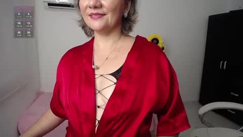 Snapshot of lilly_milf chatting on December 2024 12:12:02 PM Lilly online show from December 2024 12:12:02 PM