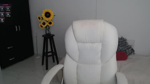 Snapshot of lilly_milf chatting on February 2025 12:49:01 AM Lilly online show from February 2025 12:49:01 AM