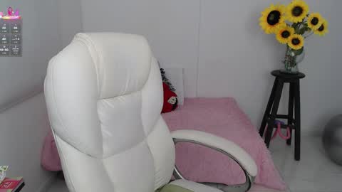 Snapshot of lilly_milf chatting on September 2025 01:24:02 PM Lilly online show from September 2025 01:24:02 PM