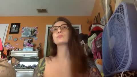 Snapshot of lillylushabae chatting on May 2026 07:31:01 PM hi guys im back on here 3 online show from May 2026 07:31:01 PM