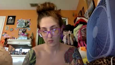 Snapshot of lillylushabae chatting on May 2026 06:48:01 PM hi guys im back on here 3 online show from May 2026 06:48:01 PM