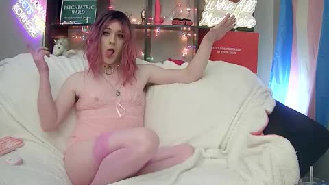 Snapshot of lillyvtrap chatting on February 2026 12:18:02 AM lillyVonT online show from February 2026 12:18:02 AM