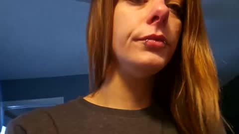 Snapshot of lilsirenluna chatting on February 2026 05:19:01 PM Luna online show from February 2026 05:19:01 PM