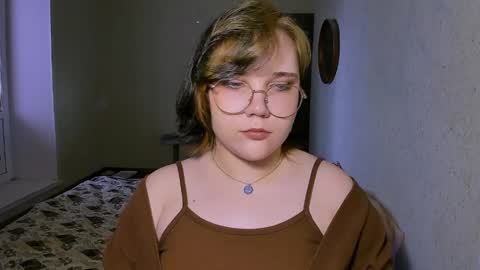 Snapshot of lily_violettt chatting on April 2026 12:16:02 PM Lily online show from April 2026 12:16:02 PM