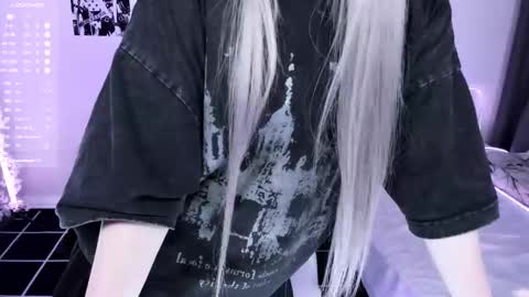 Snapshot of lily_weep chatting on October 2025 04:01:02 AM Lily online show from October 2025 04:01:02 AM