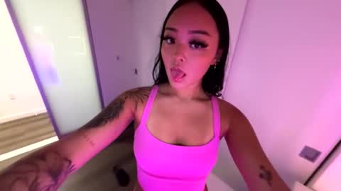 Snapshot of lilypowpow chatting on December 2025 04:06:01 AM lilypowpow online show from December 2025 04:06:01 AM