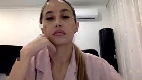 linavora online show from December 2025 01:53:01 PM