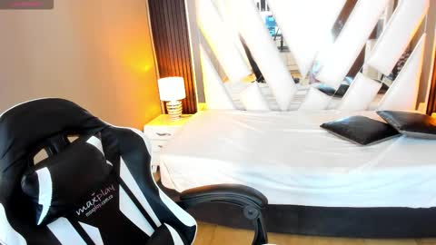  Linda  online show from November 2025 06:19:02 PM