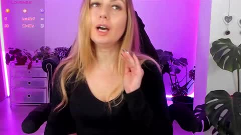 Linda  --  online show from February 2025 09:48:01 PM