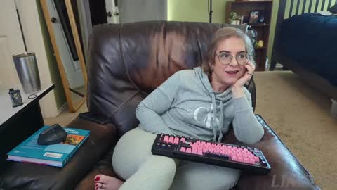 Snapshot of linzy19 chatting on January 2025 07:45:02 PM Linzy19 online show from January 2025 07:45:02 PM