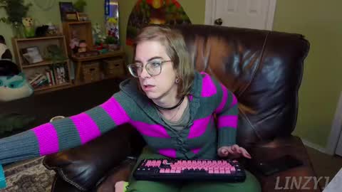 Snapshot of linzy19 chatting on February 2025 03:43:02 AM Linzy19 online show from February 2025 03:43:02 AM