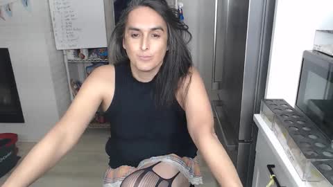 Lisette LaRoche online show from December 2025 05:02:02 AM