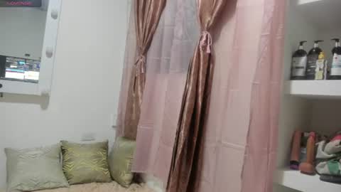 Snapshot of lissa_petitee chatting on July 2026 02:04:02 AM lissa_petitee online show from July 2026 02:04:02 AM