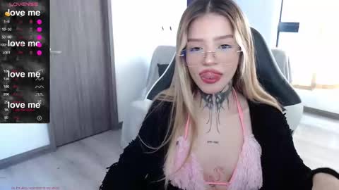 Amelie  online show from November 2025 07:17:01 PM