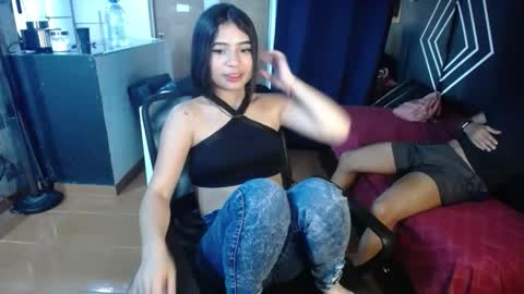 little_kmi online show from November 2025 06:09:02 PM