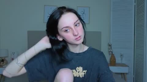 little_mollee online show from November 2025 04:40:01 AM