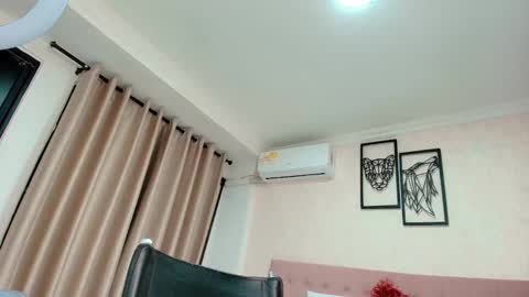 Snapshot of littlemolly_pregnant chatting on March 2025 03:43:02 AM Sarahs Room online show from March 2025 03:43:02 AM