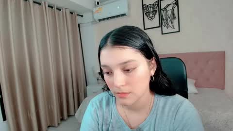 Snapshot of littlemolly_pregnant chatting on November 2025 08:32:01 PM Sarahs Room online show from November 2025 08:32:01 PM
