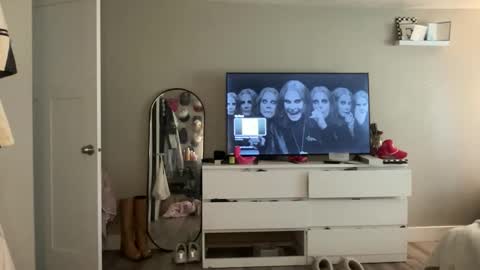 Snapshot of livvymack chatting on September 2025 03:13:01 PM Livvy online show from September 2025 03:13:01 PM