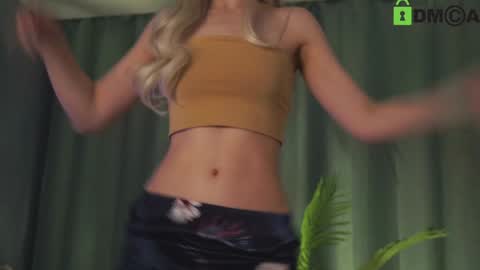 Snapshot of lizbethcoll chatting on December 2024 05:25:01 PM Sunnheart online show from December 2024 05:25:01 PM